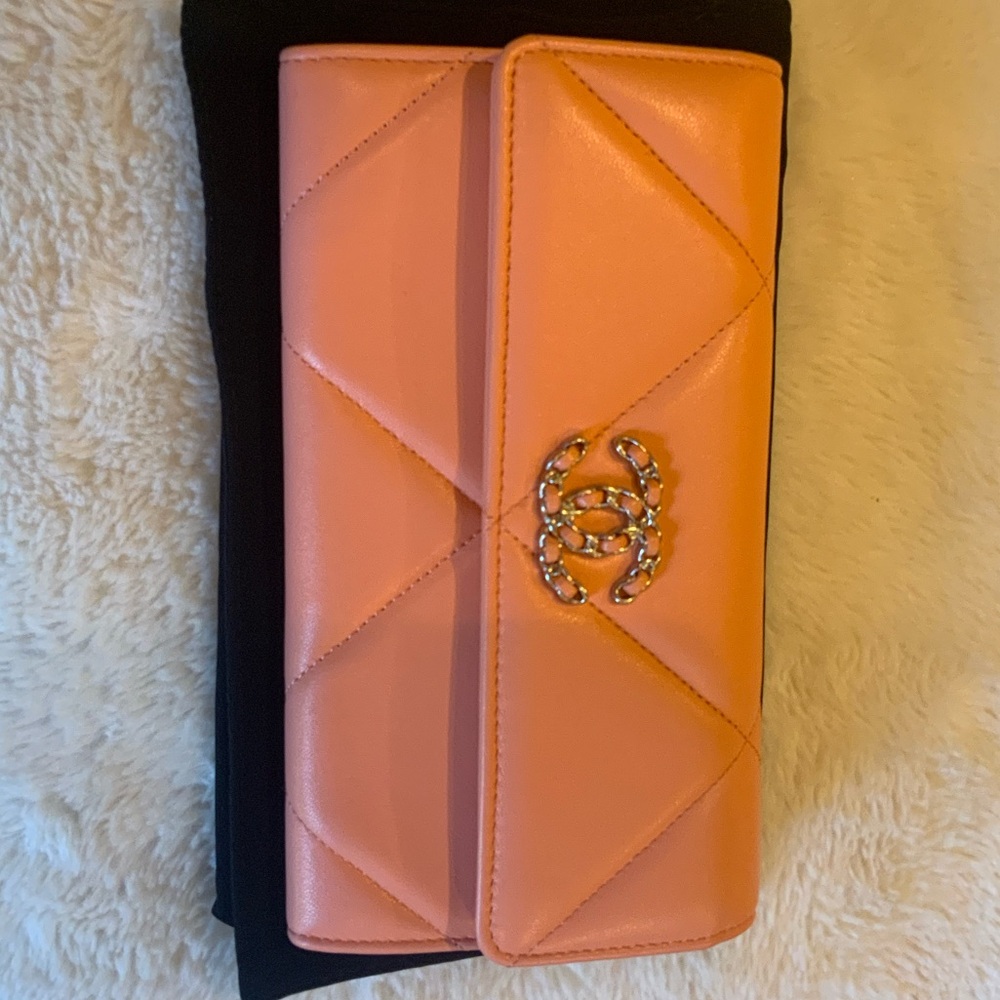 CHANEL 19 Continental interlocking CC logo wallet